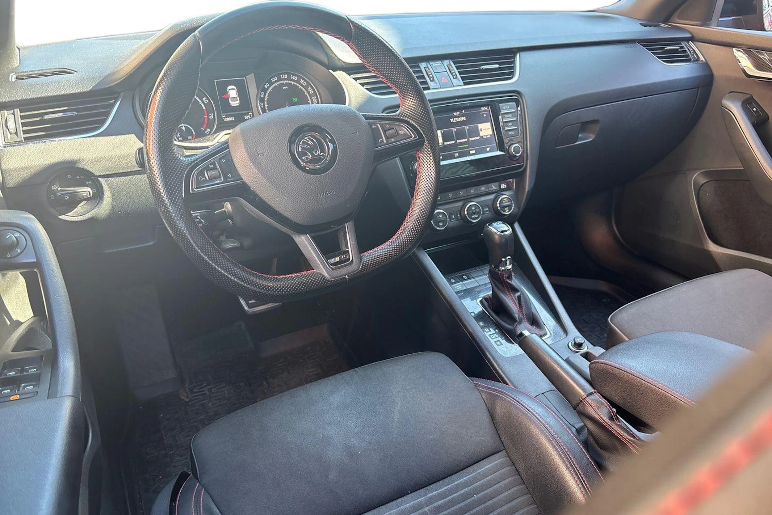punainen Skoda Octavia 2017 kuva 3.