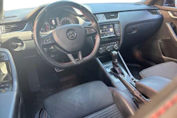 punainen Skoda Octavia 2017 kuva 3.