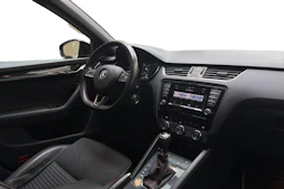 punainen Skoda Octavia 2017 kuva 7.