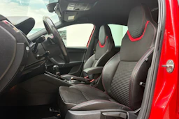 punainen Skoda Octavia 2017 kuva 11.