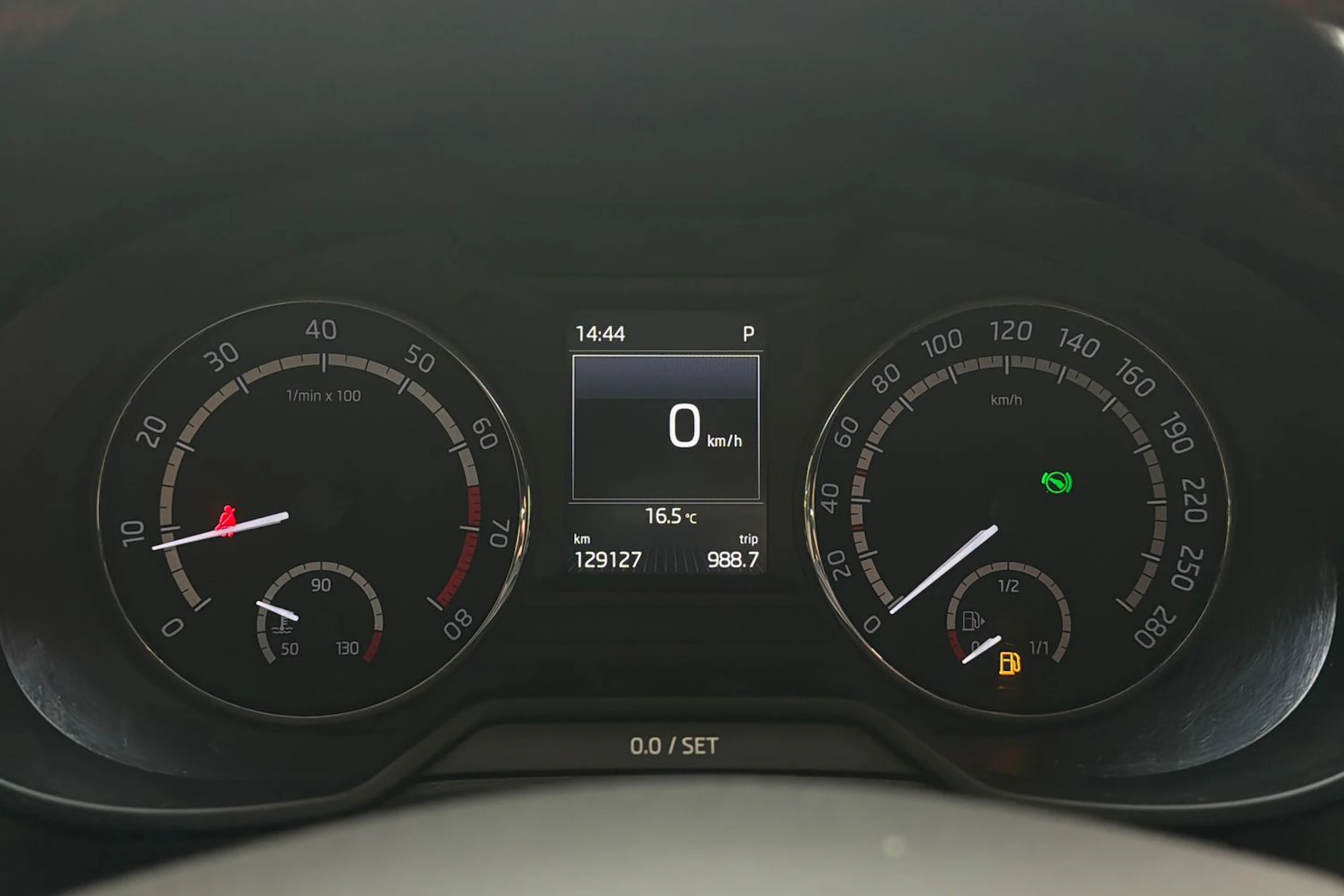 punainen Skoda Octavia 2017 kuva 12.