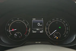 punainen Skoda Octavia 2017 kuva 12.