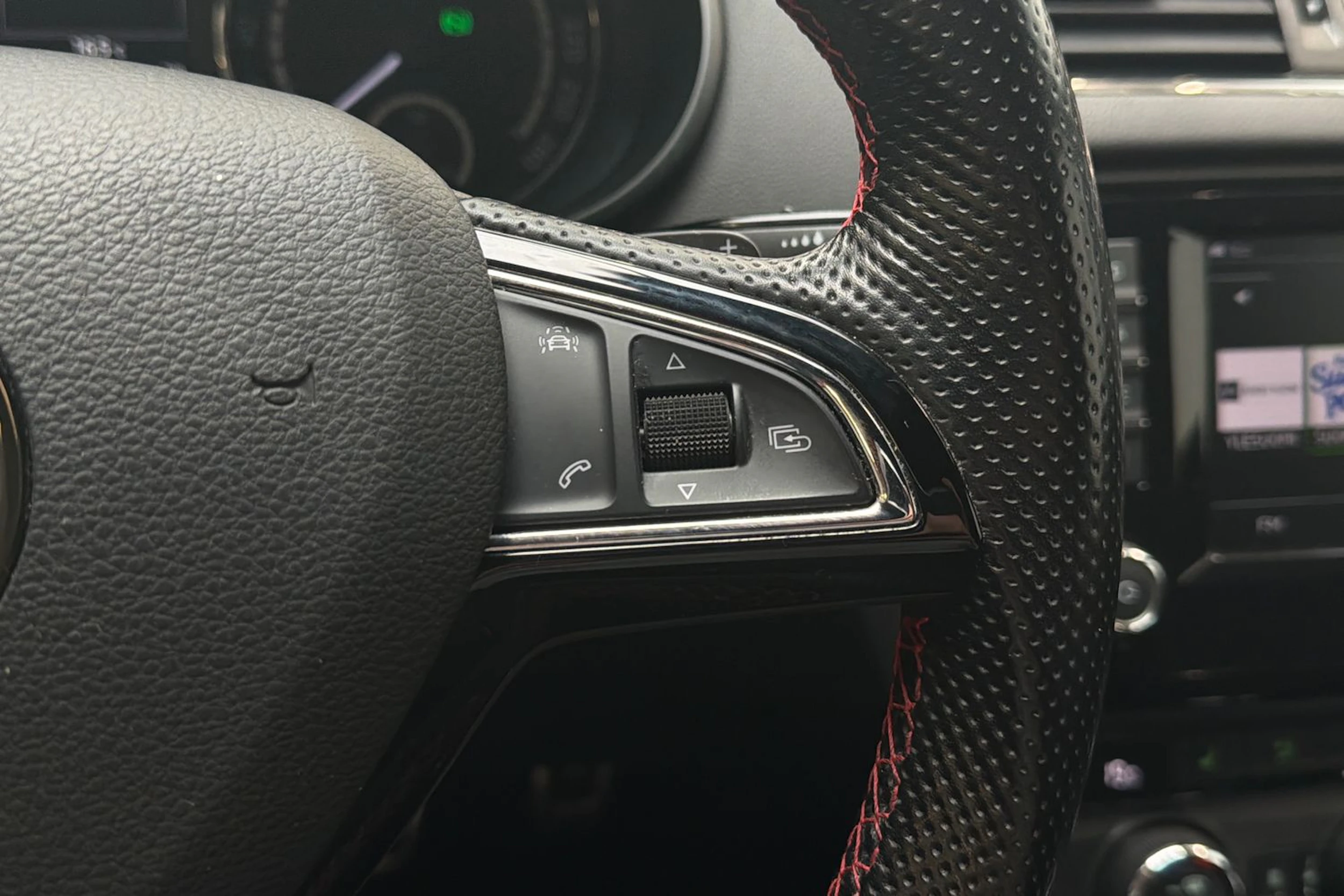 punainen Skoda Octavia 2017 kuva 14.