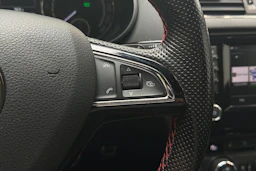 punainen Skoda Octavia 2017 kuva 14.