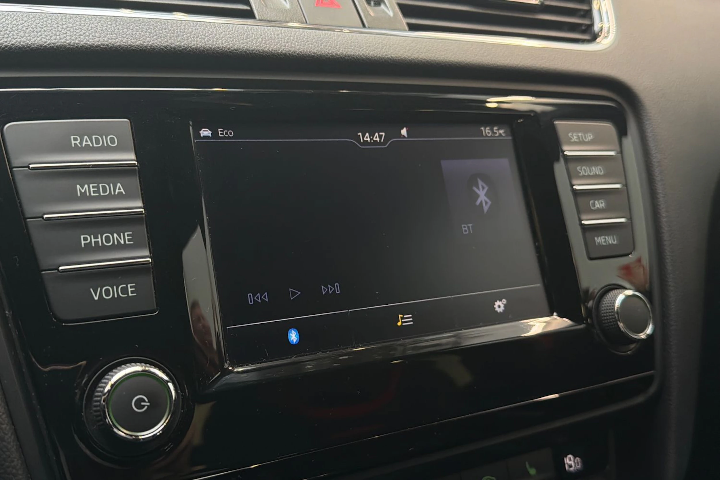 punainen Skoda Octavia 2017 kuva 17.