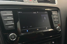 punainen Skoda Octavia 2017 kuva 17.