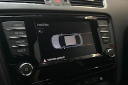 punainen Skoda Octavia 2017 kuva 18.