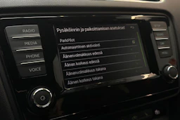 punainen Skoda Octavia 2017 kuva 22.