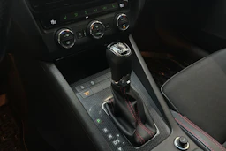 punainen Skoda Octavia 2017 kuva 23.