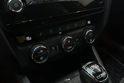 punainen Skoda Octavia 2017 kuva 24.