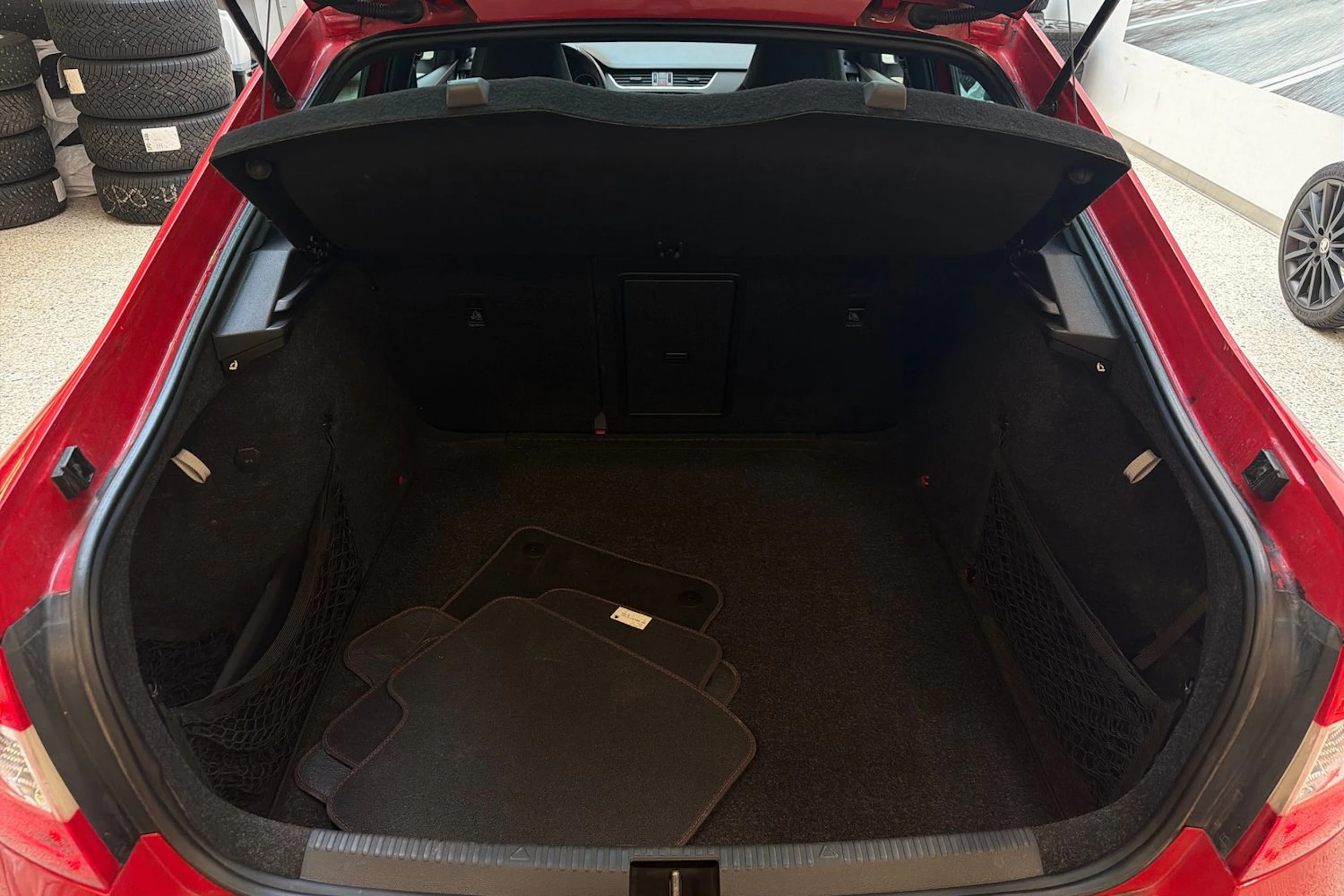 punainen Skoda Octavia 2017 kuva 26.