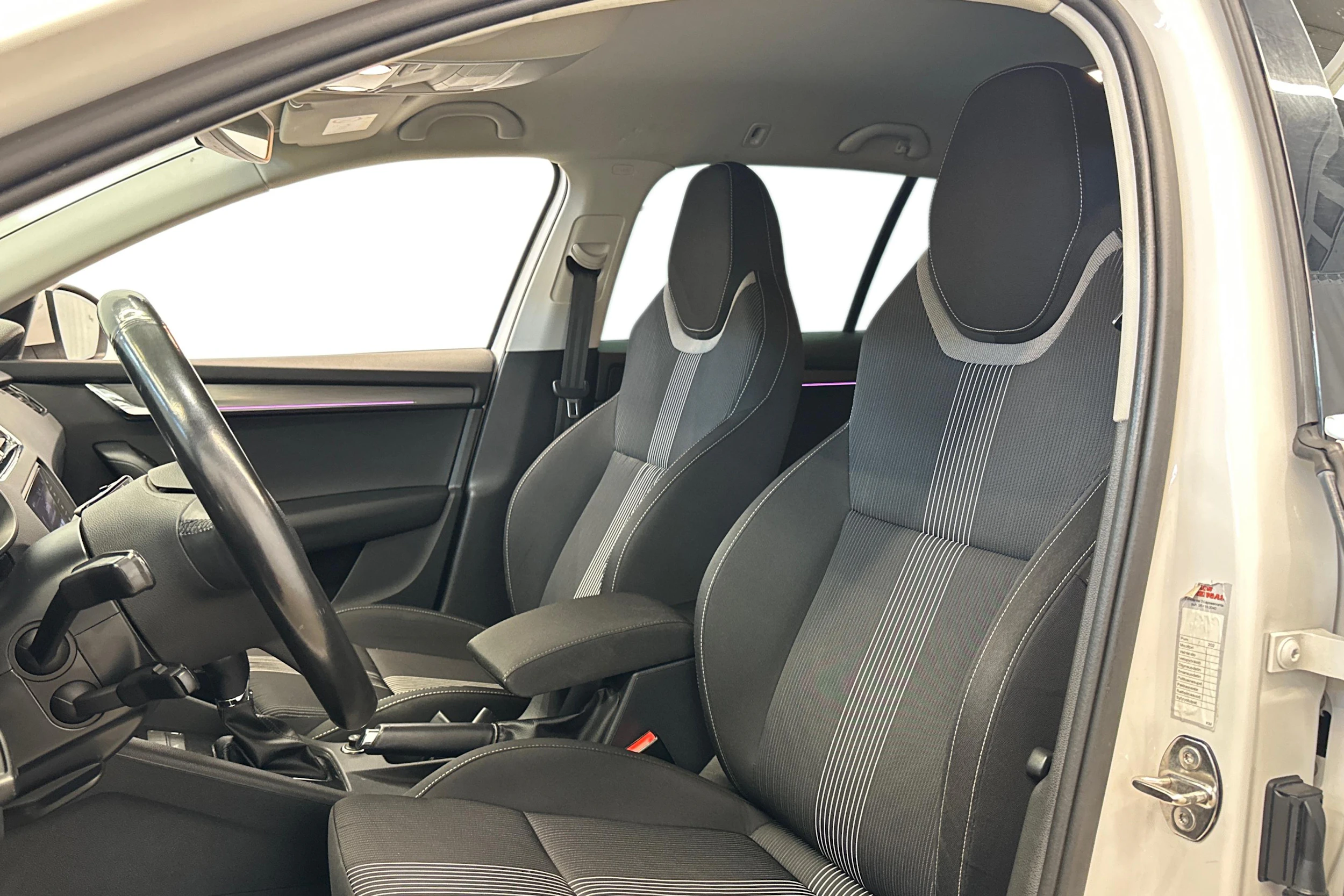 valkoinen Skoda Octavia 2018 kuva 6.