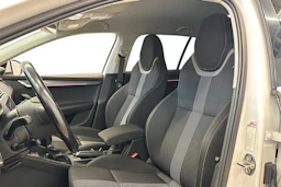 valkoinen Skoda Octavia 2018 kuva 6.
