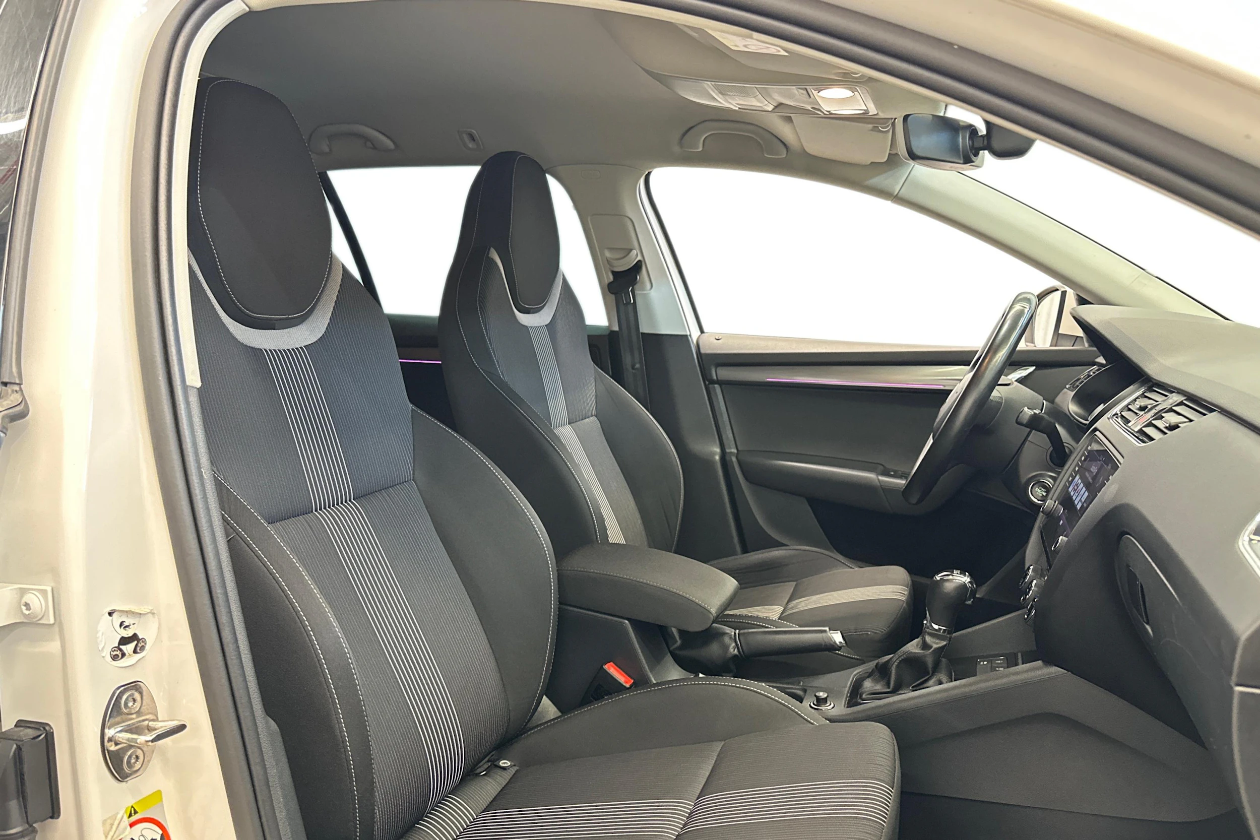 valkoinen Skoda Octavia 2018 kuva 7.