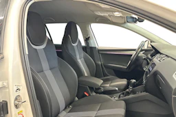 valkoinen Skoda Octavia 2018 kuva 7.