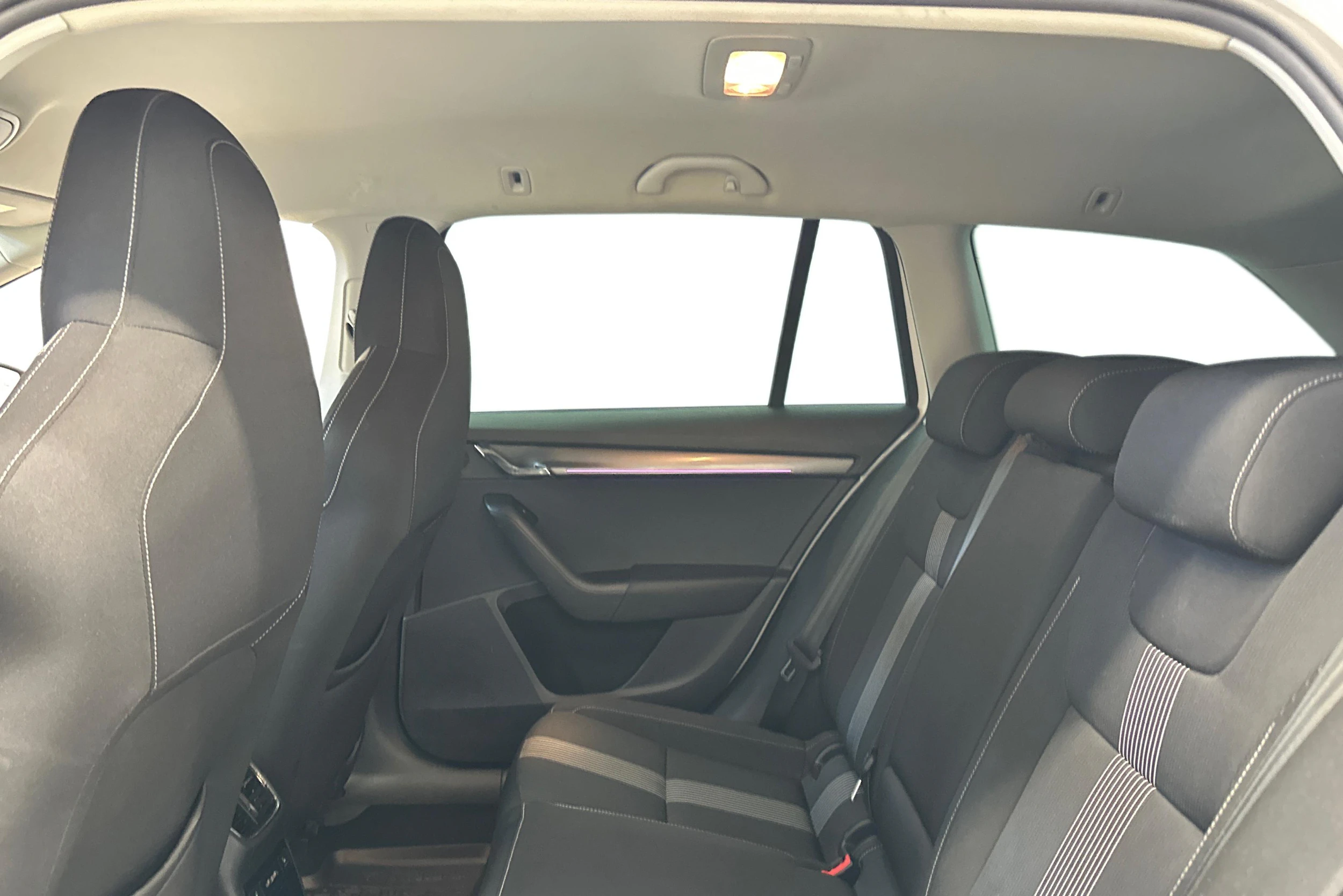 valkoinen Skoda Octavia 2018 kuva 8.