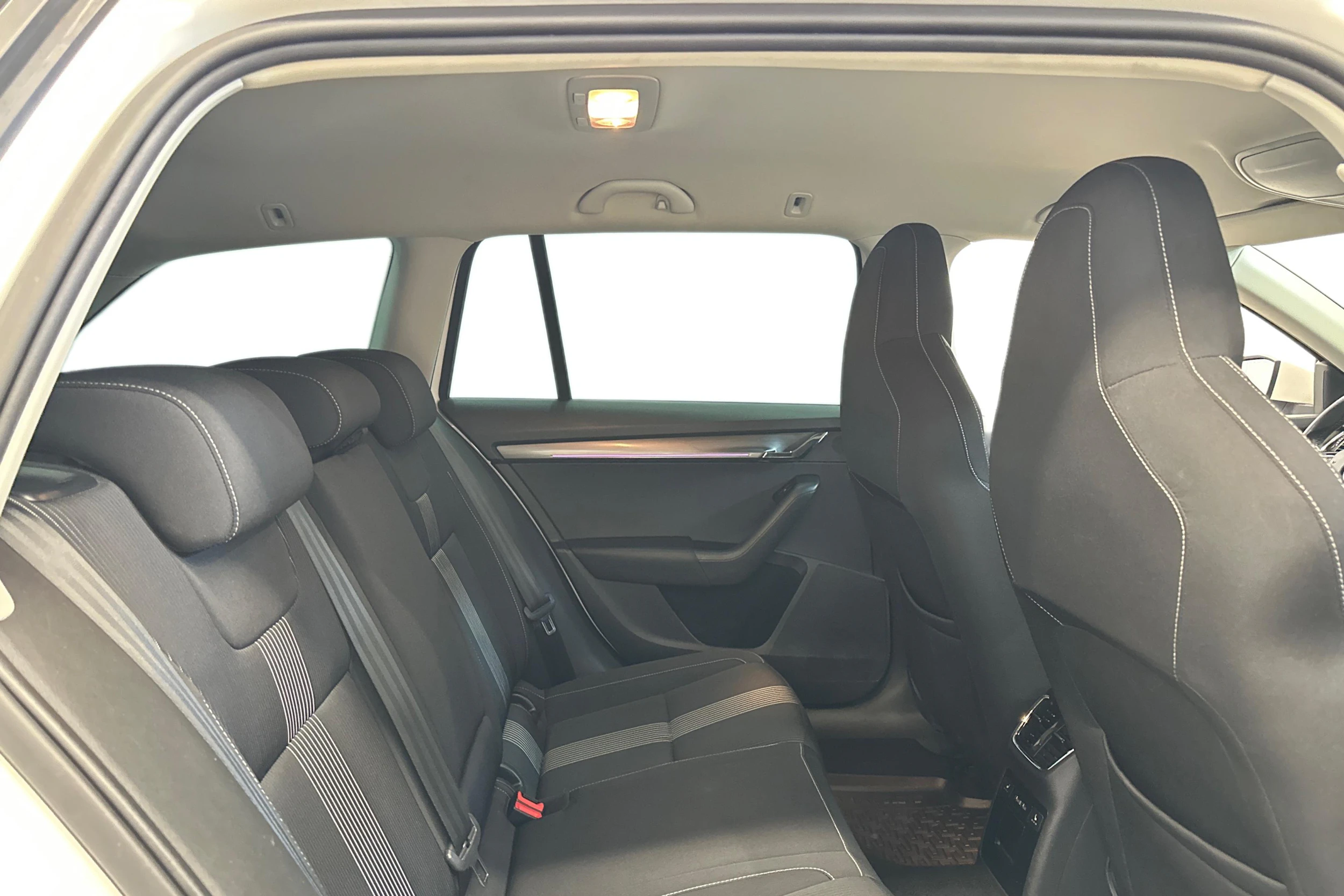 valkoinen Skoda Octavia 2018 kuva 9.