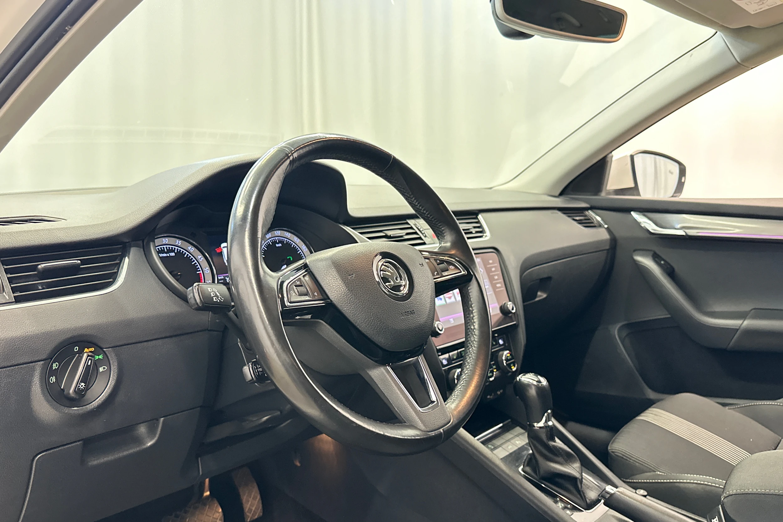 valkoinen Skoda Octavia 2018 kuva 10.