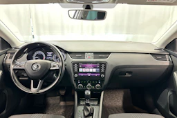 valkoinen Skoda Octavia 2018 kuva 11.