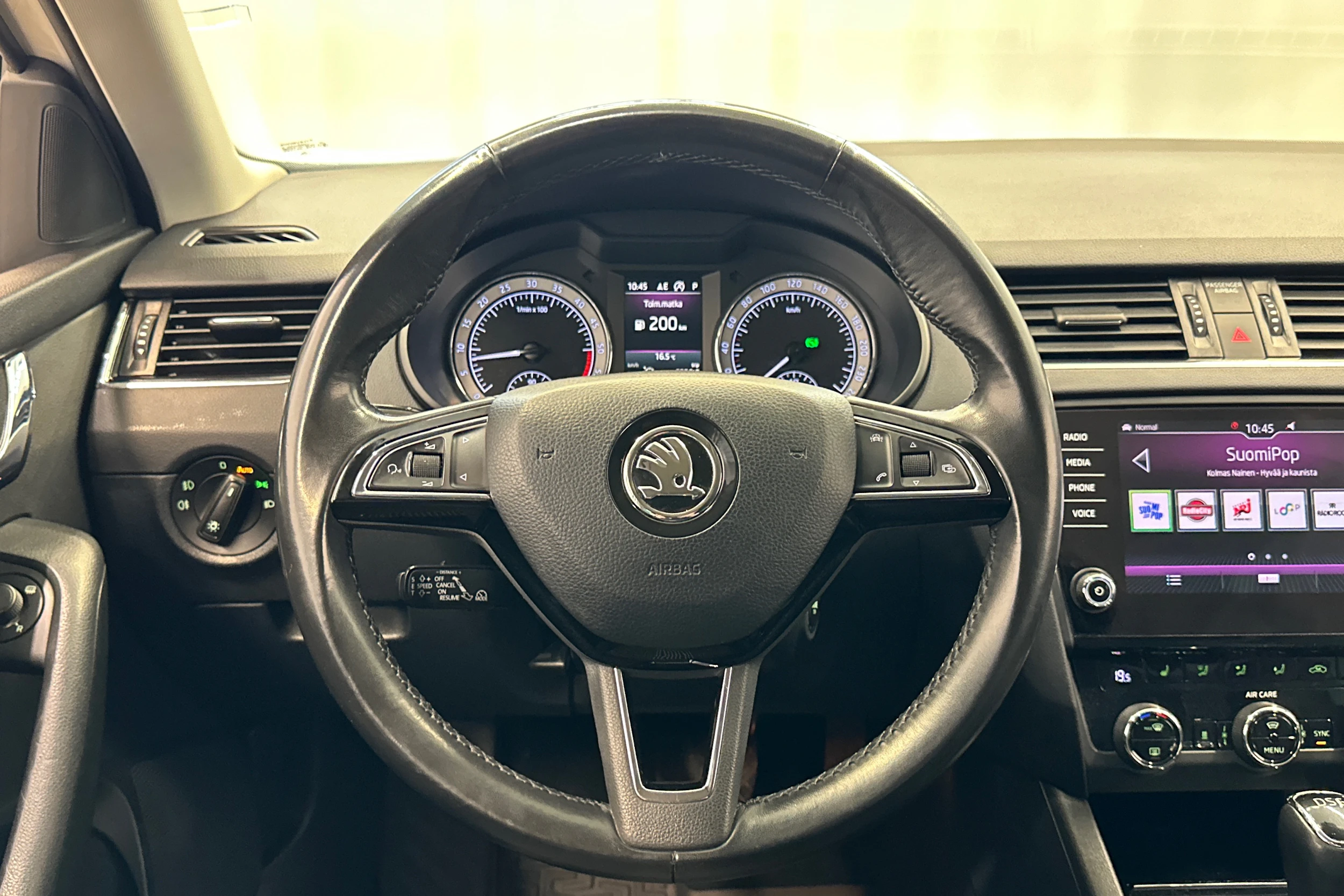 valkoinen Skoda Octavia 2018 kuva 12.