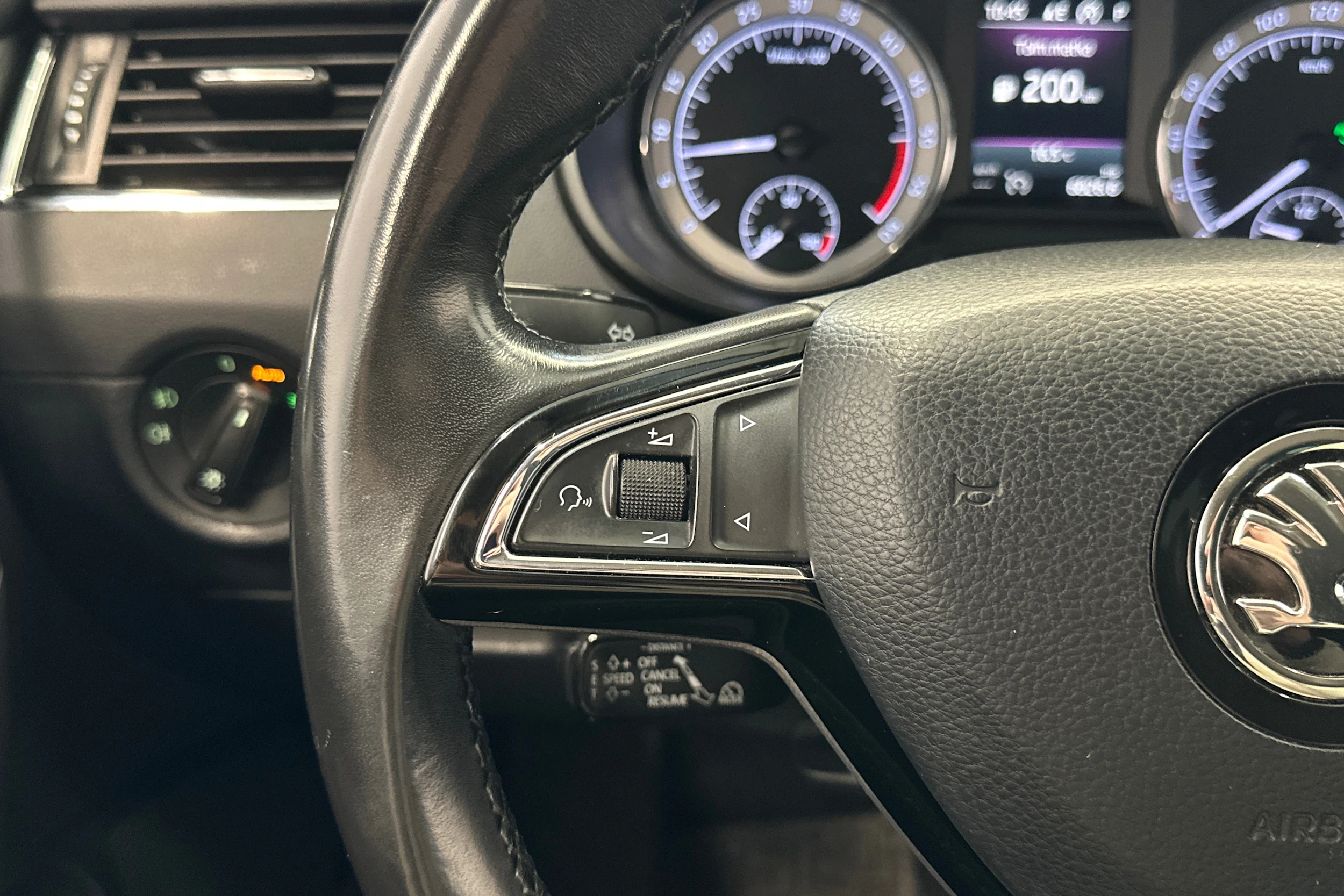 valkoinen Skoda Octavia 2018 kuva 13.