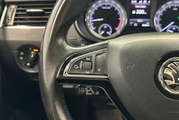 valkoinen Skoda Octavia 2018 kuva 13.