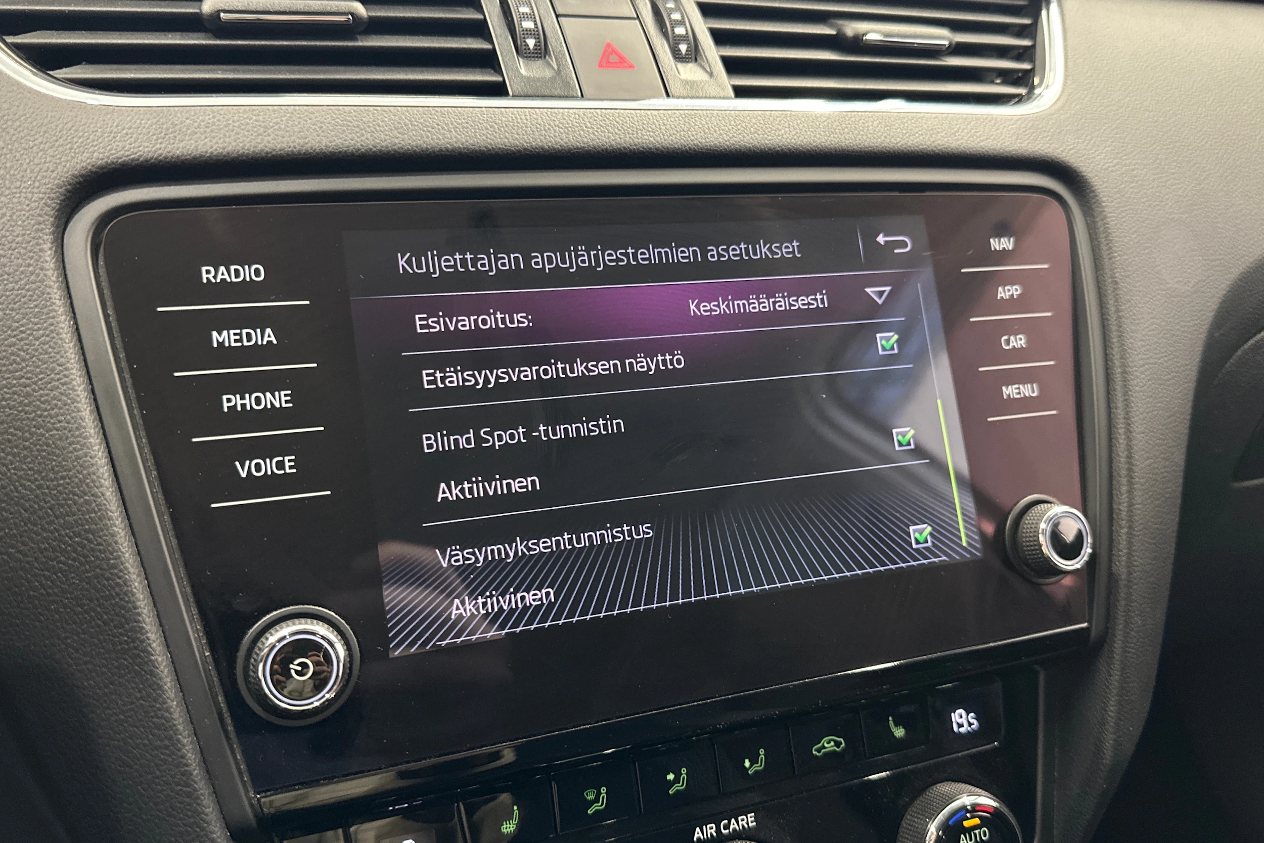 valkoinen Skoda Octavia 2018 kuva 21.