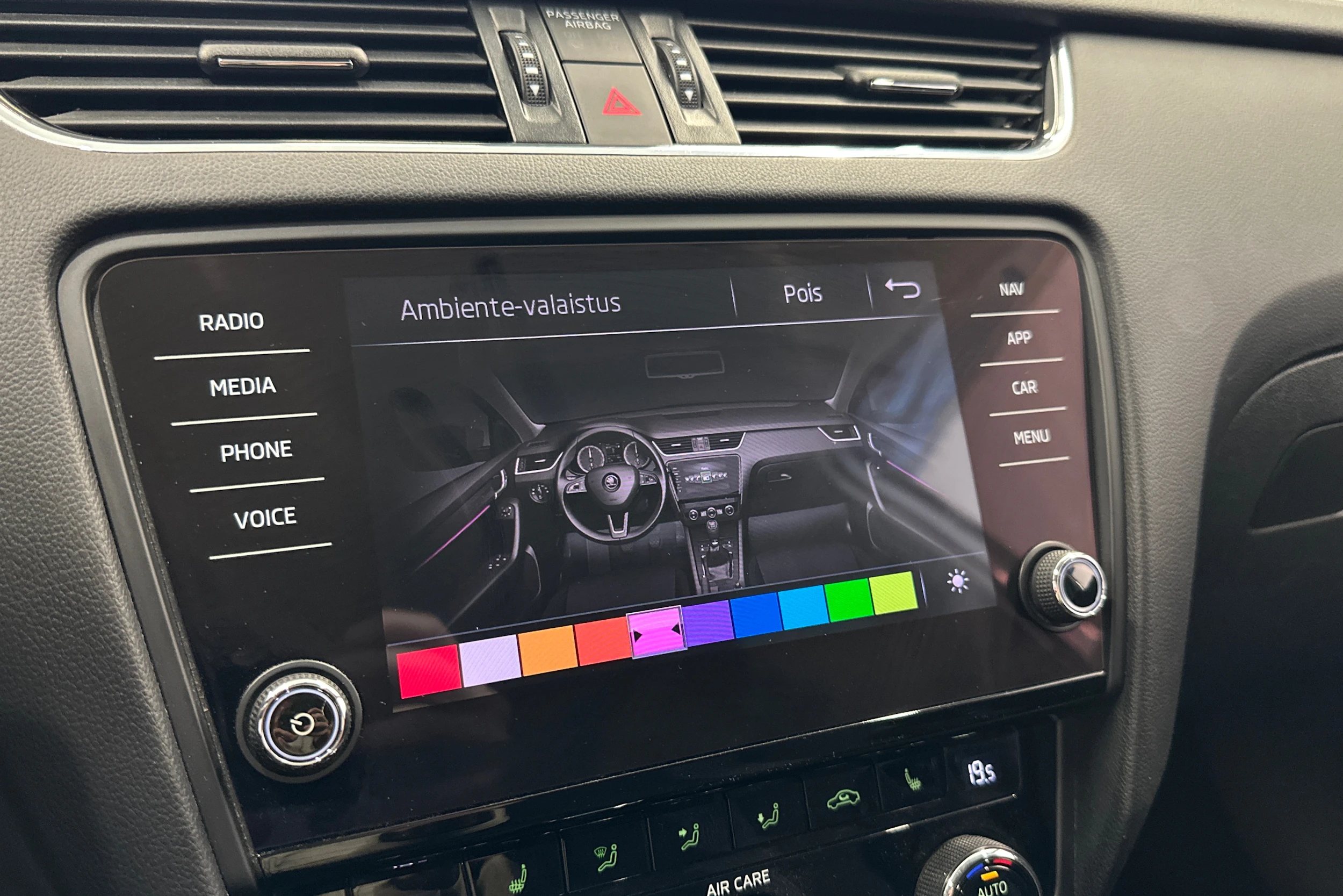 valkoinen Skoda Octavia 2018 kuva 22.
