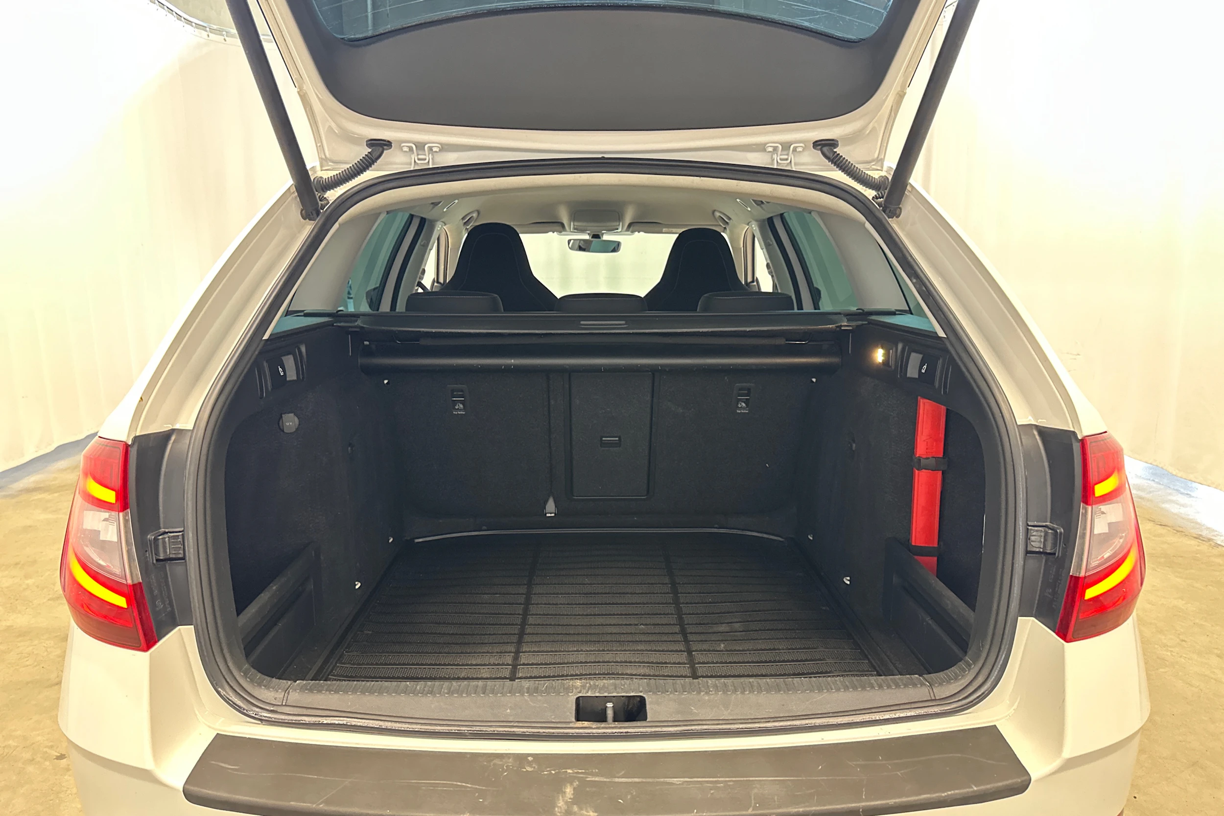 valkoinen Skoda Octavia 2018 kuva 27.