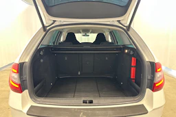 valkoinen Skoda Octavia 2018 kuva 27.