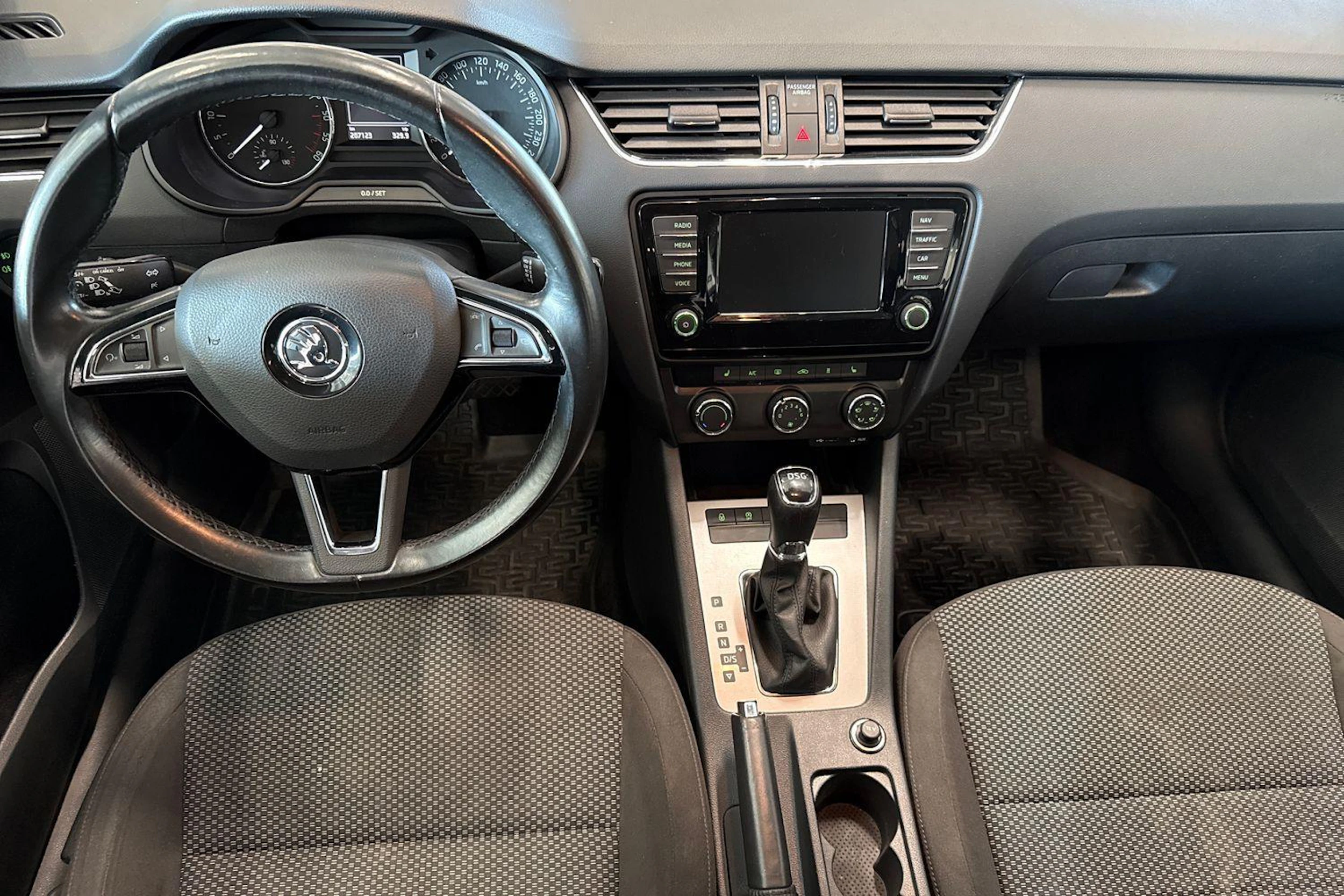 valkoinen Skoda Octavia 2017 kuva 7.