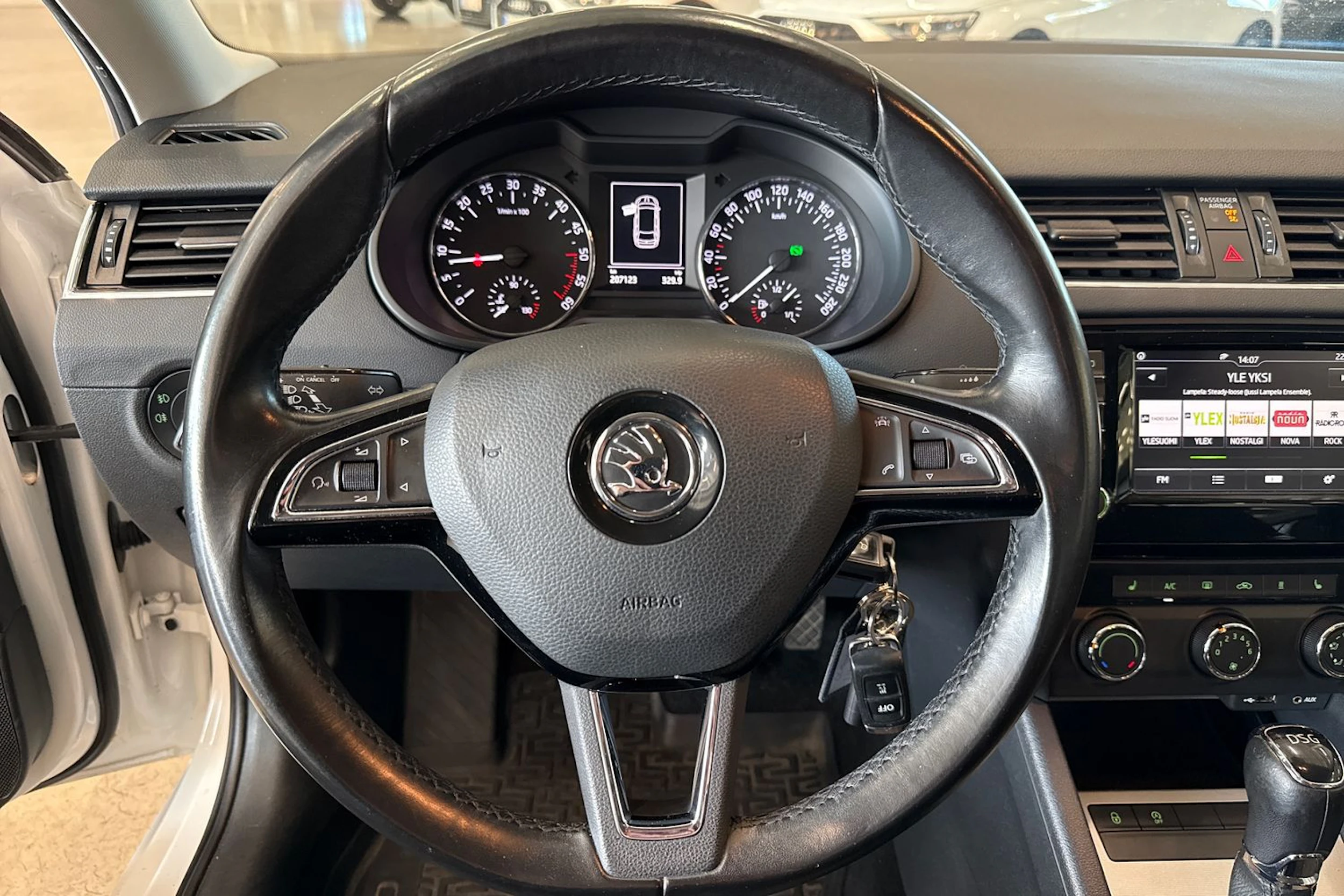 valkoinen Skoda Octavia 2017 kuva 12.