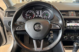 valkoinen Skoda Octavia 2017 kuva 12.