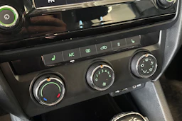 valkoinen Skoda Octavia 2017 kuva 21.