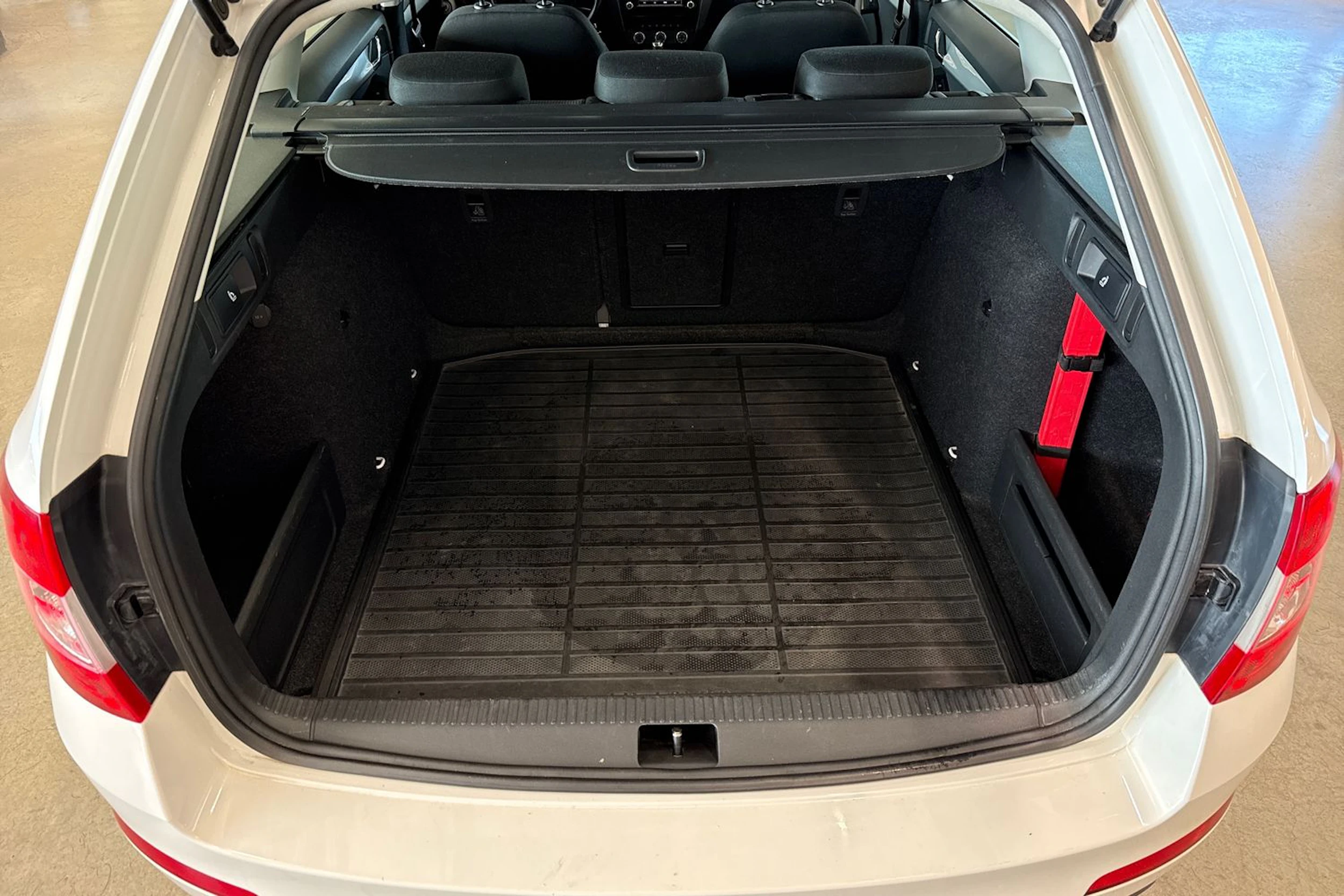 valkoinen Skoda Octavia 2017 kuva 22.