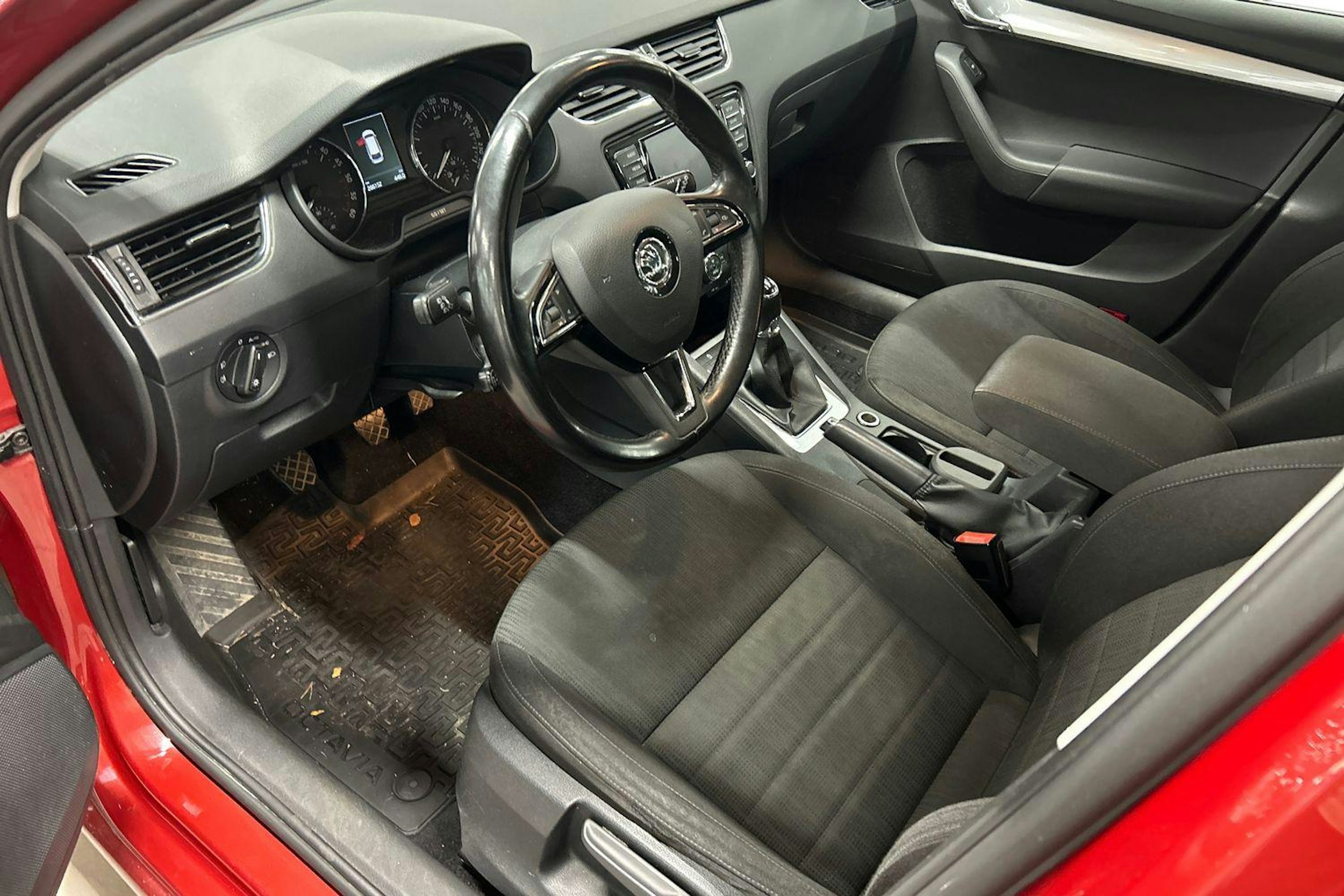 punainen Skoda Octavia 2017 kuva 3.
