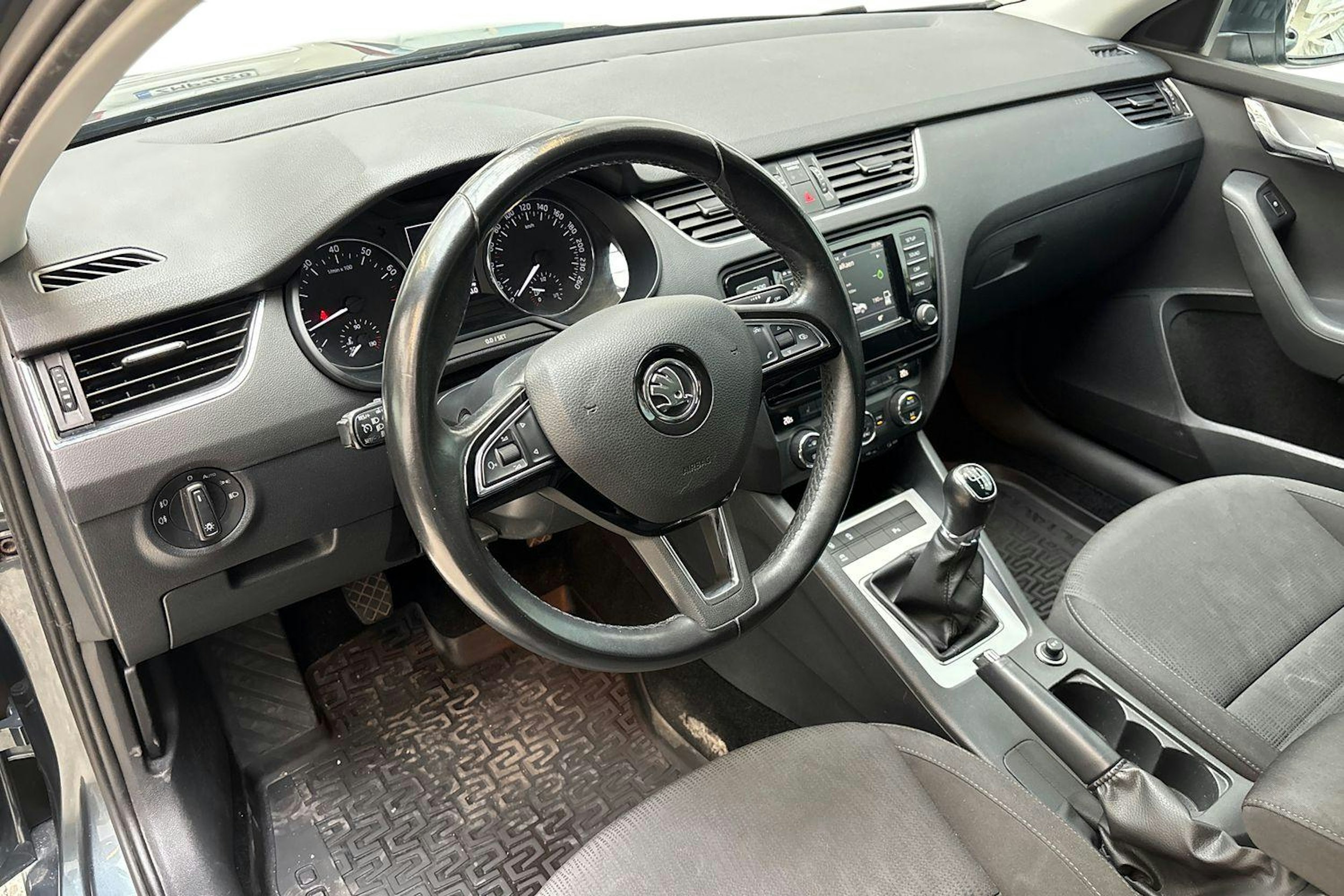harmaa Skoda Octavia 2017 kuva 7.