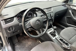 harmaa Skoda Octavia 2017 kuva 7.