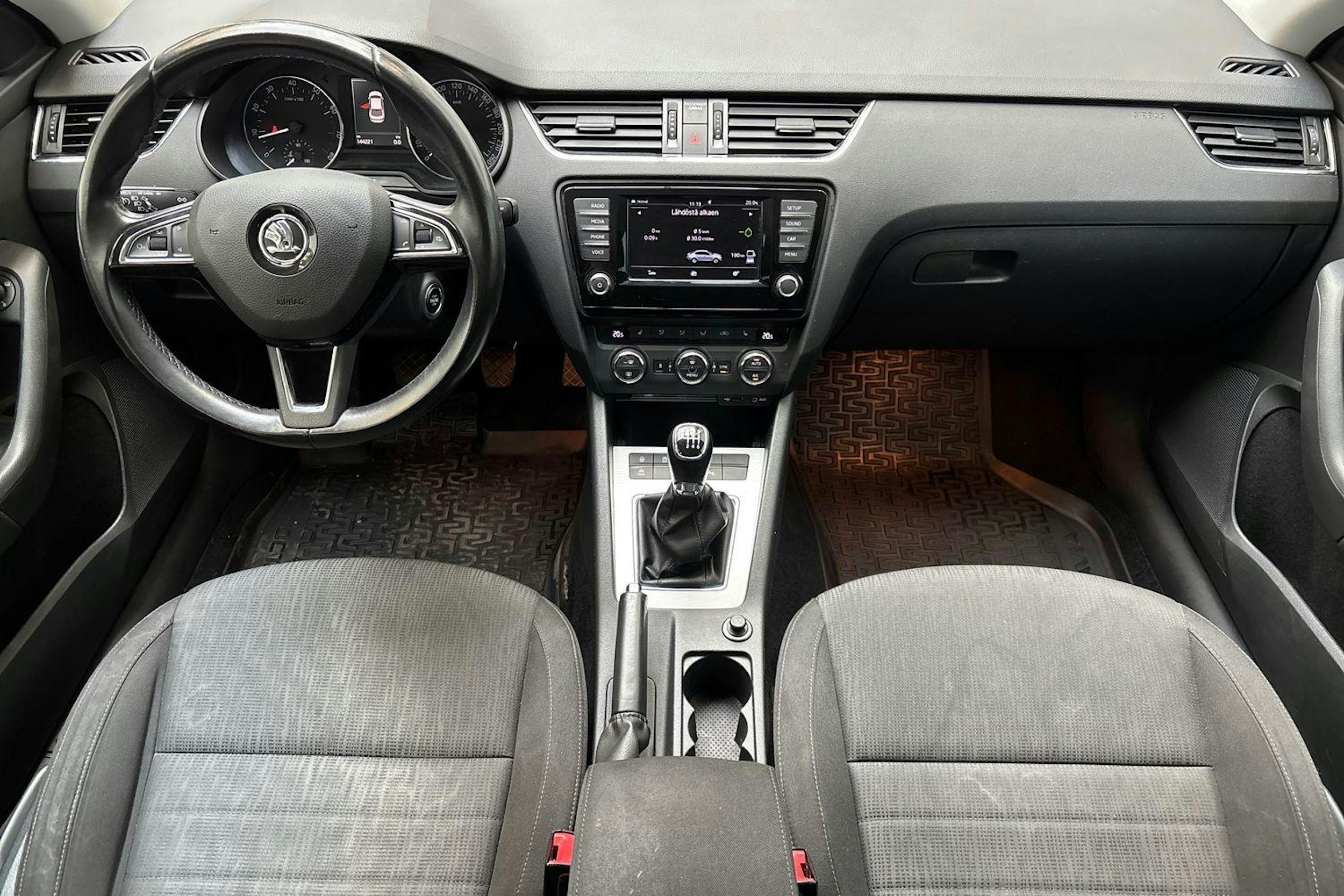 harmaa Skoda Octavia 2017 kuva 9.