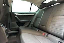 harmaa Skoda Octavia 2017 kuva 10.