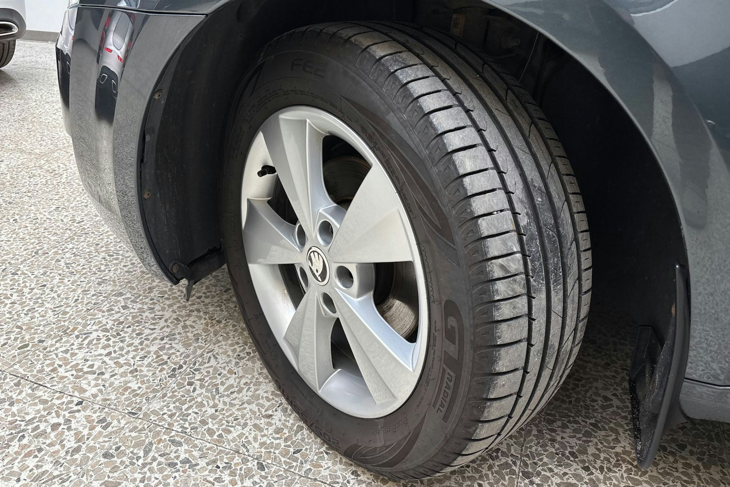 harmaa Skoda Octavia 2017 kuva 13.