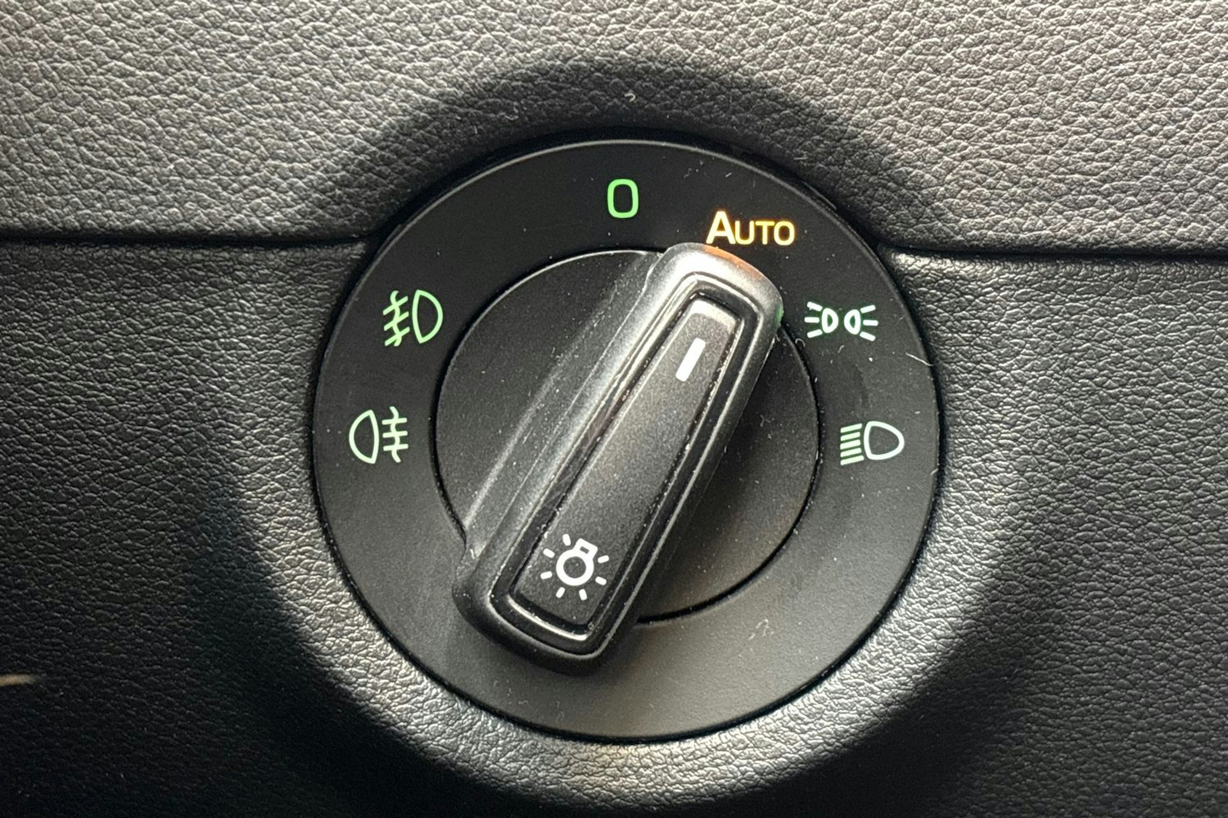 harmaa Skoda Octavia 2017 kuva 17.