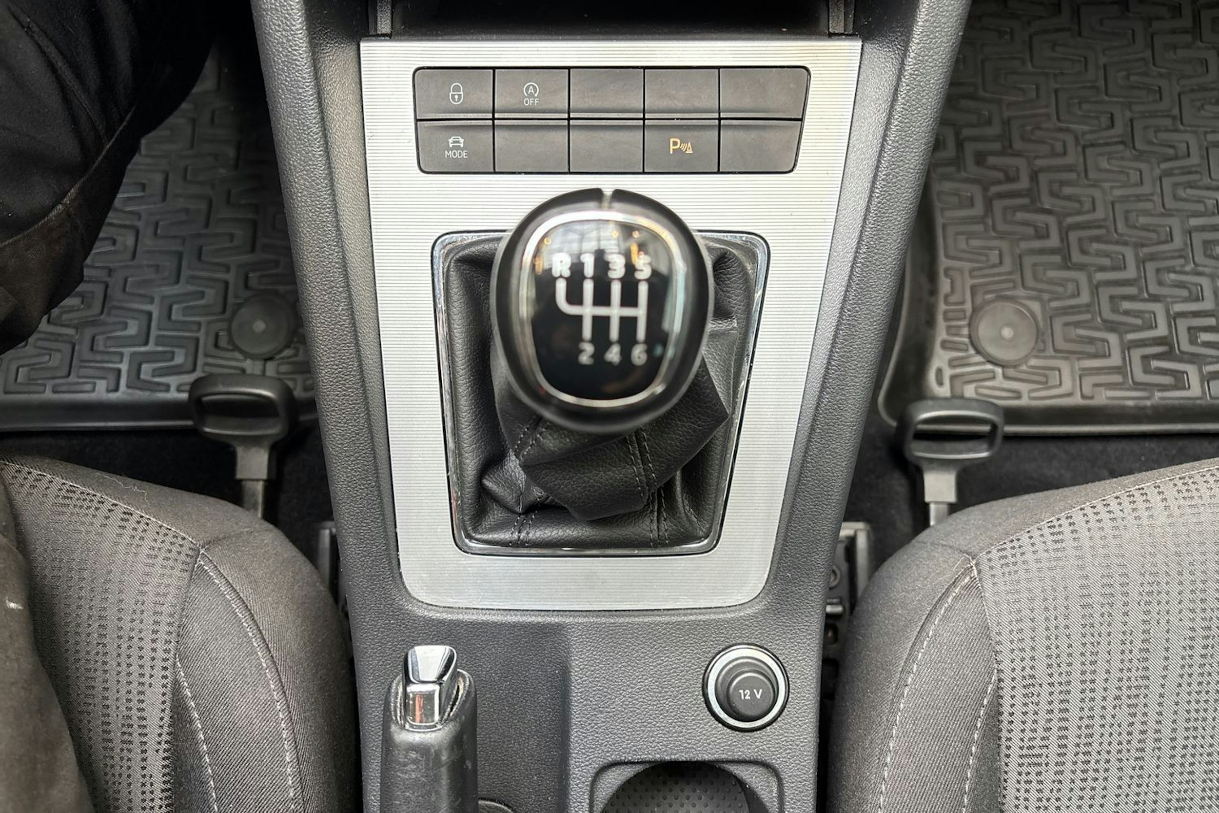 harmaa Skoda Octavia 2017 kuva 24.