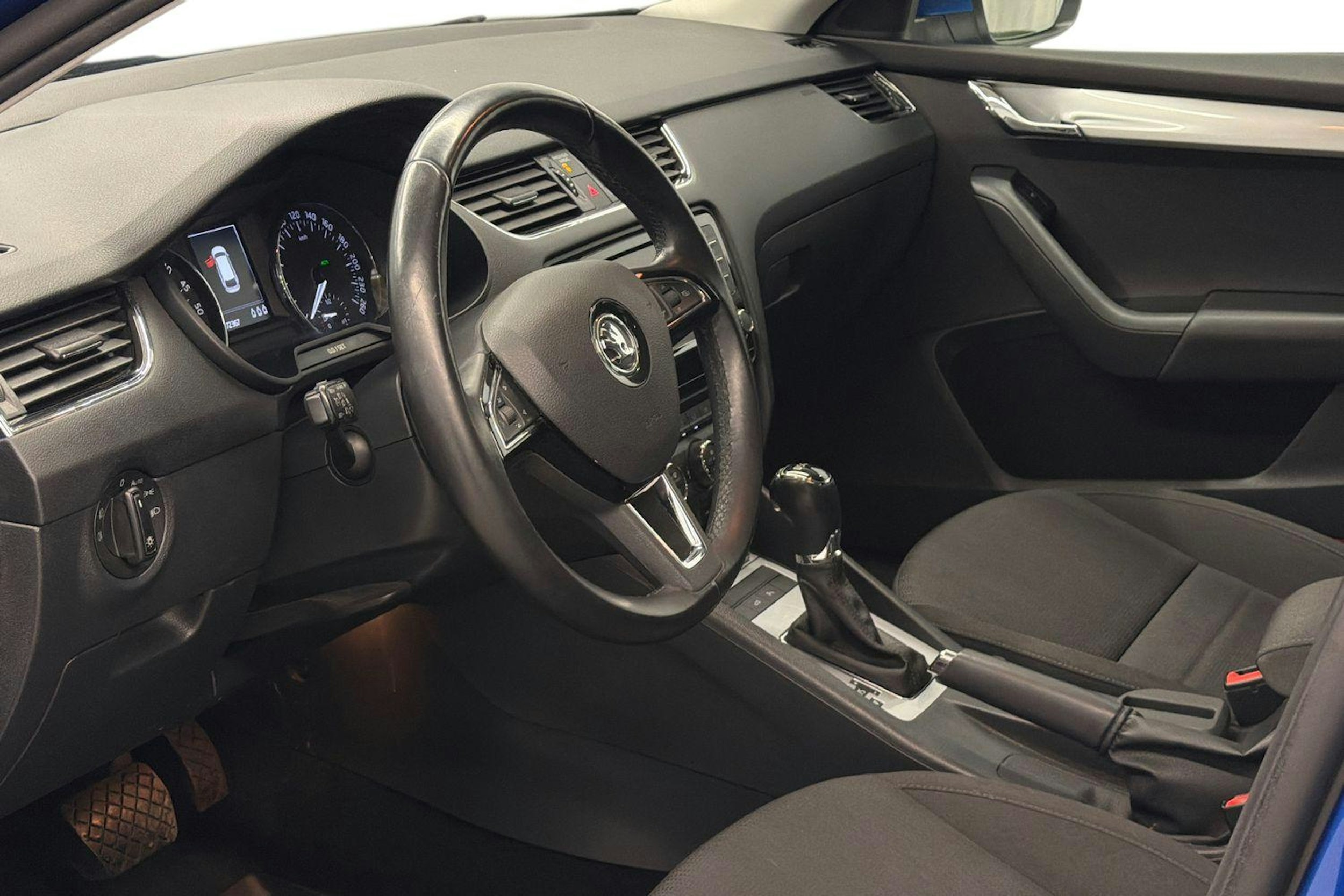 sininen Skoda Octavia 2017 kuva 7.