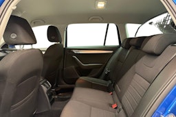 sininen Skoda Octavia 2017 kuva 10.