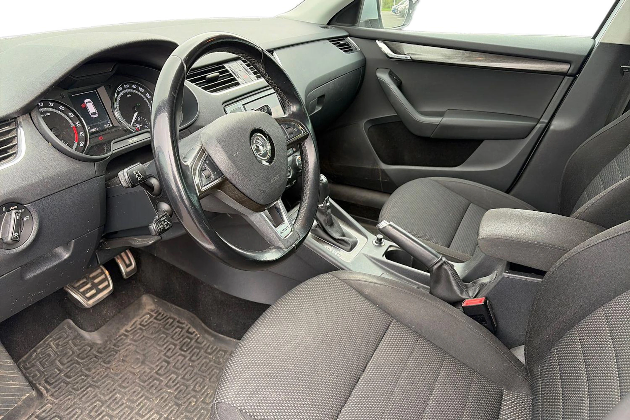valkoinen Skoda Octavia 2017 kuva 3.