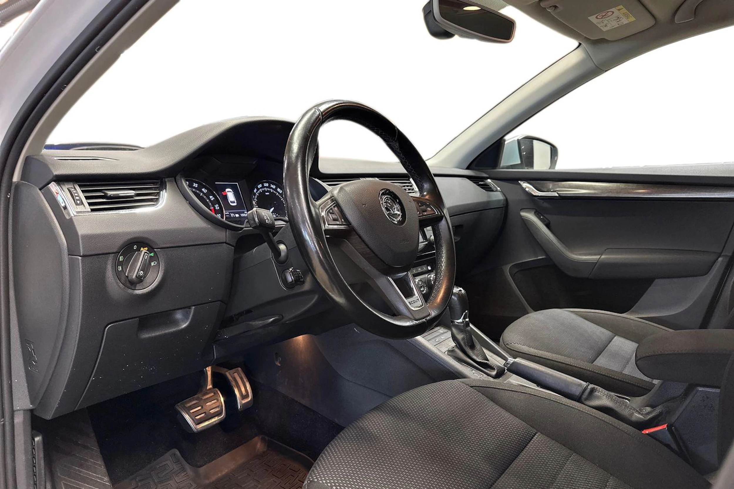 valkoinen Skoda Octavia 2017 kuva 6.