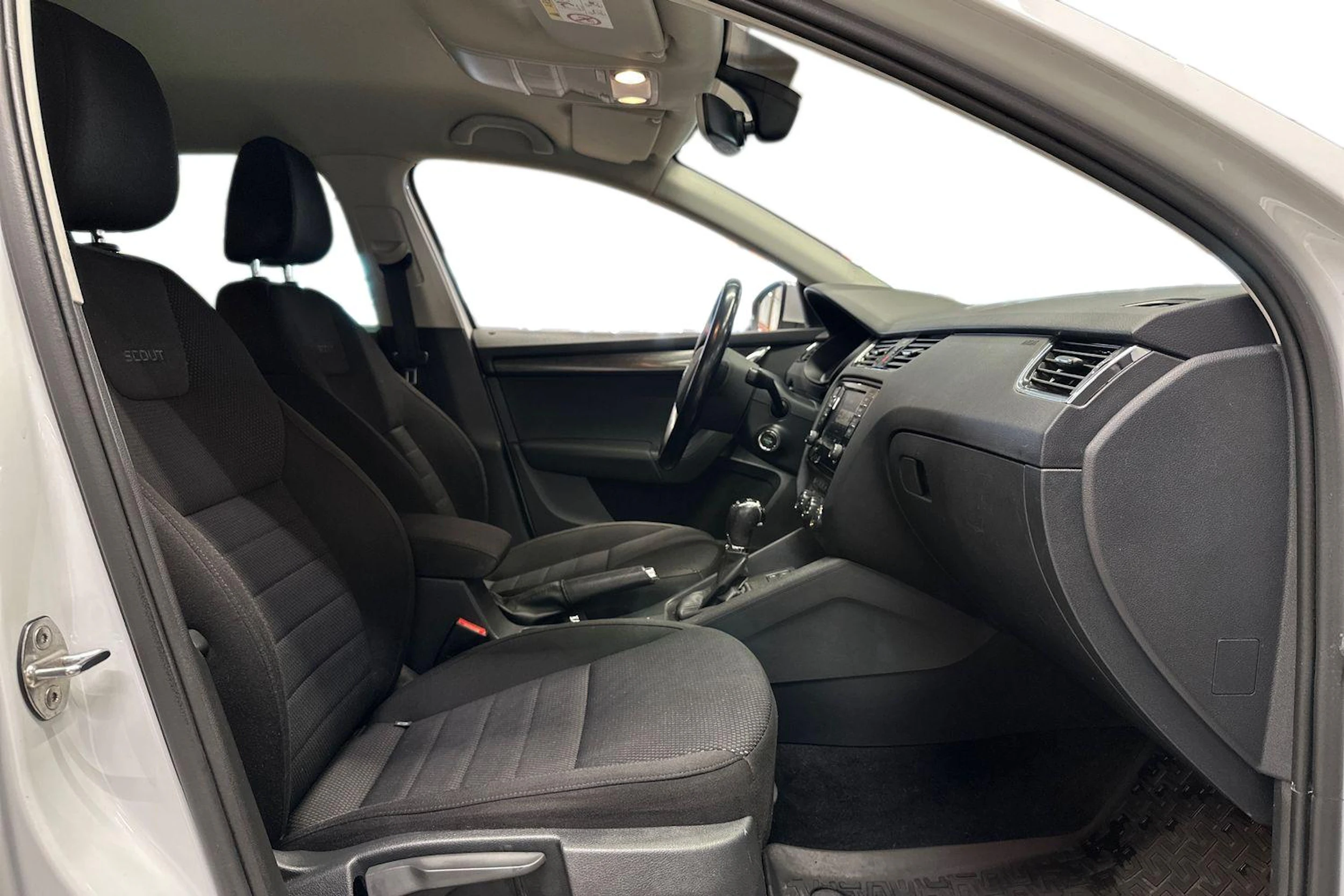valkoinen Skoda Octavia 2017 kuva 9.