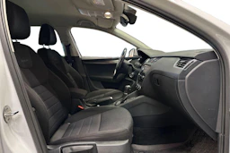 valkoinen Skoda Octavia 2017 kuva 9.