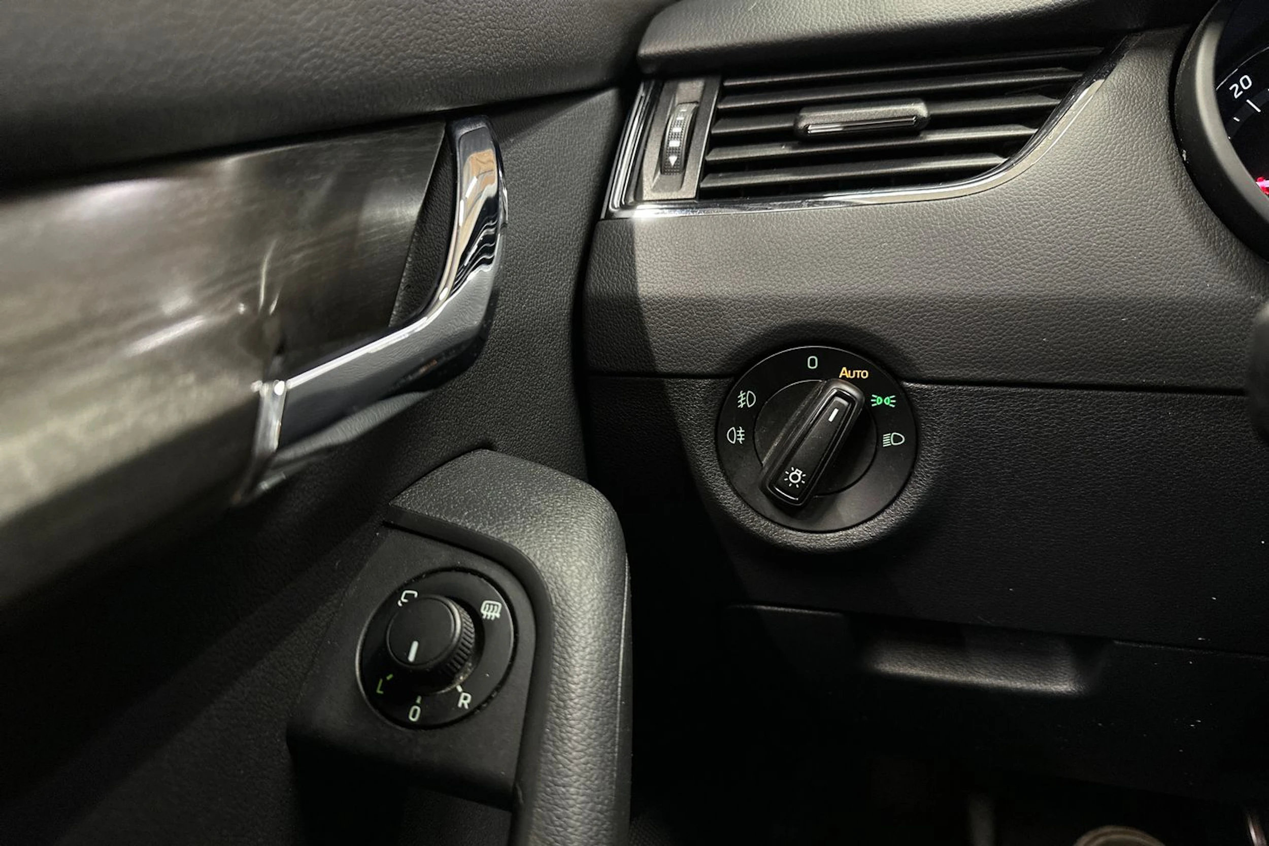valkoinen Skoda Octavia 2017 kuva 22.